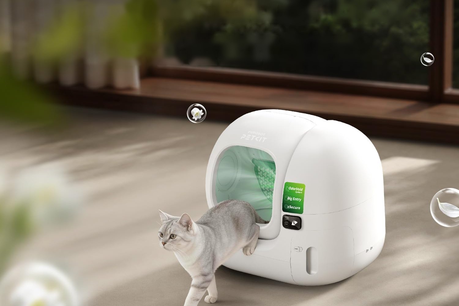 Gatto che esce dalla PETKIT PUROBOT MAX 3 con il modulo Breezy